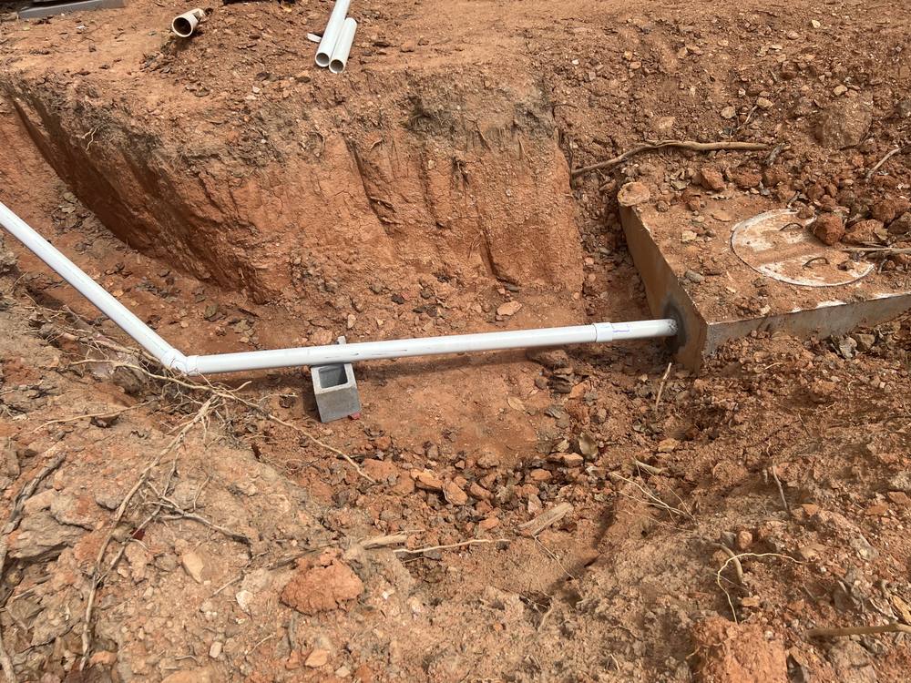 Drainage trench with pipe